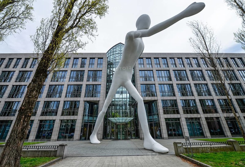 Sculpture Walking Man in front of Munich Reinsurance