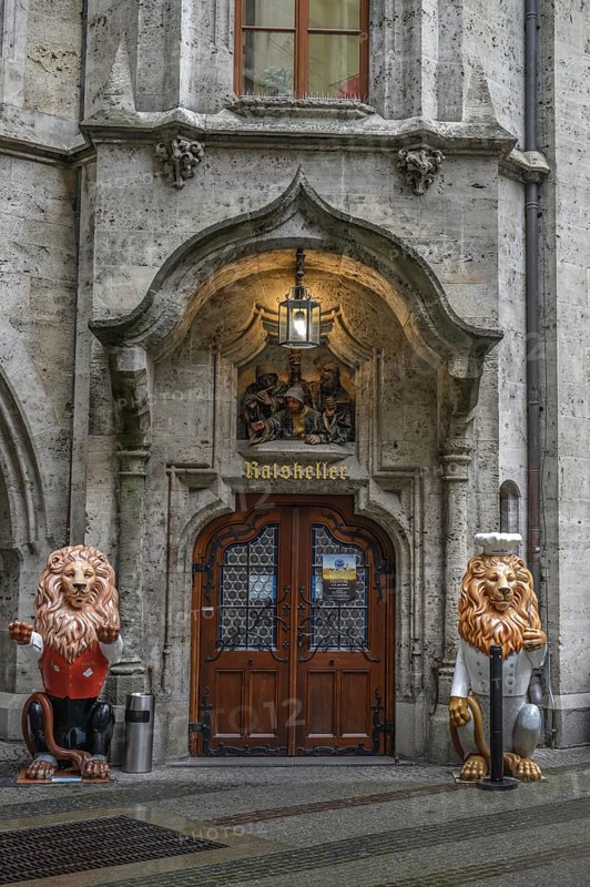 Two lion figures in front of entrance Restaurant Ratskeller