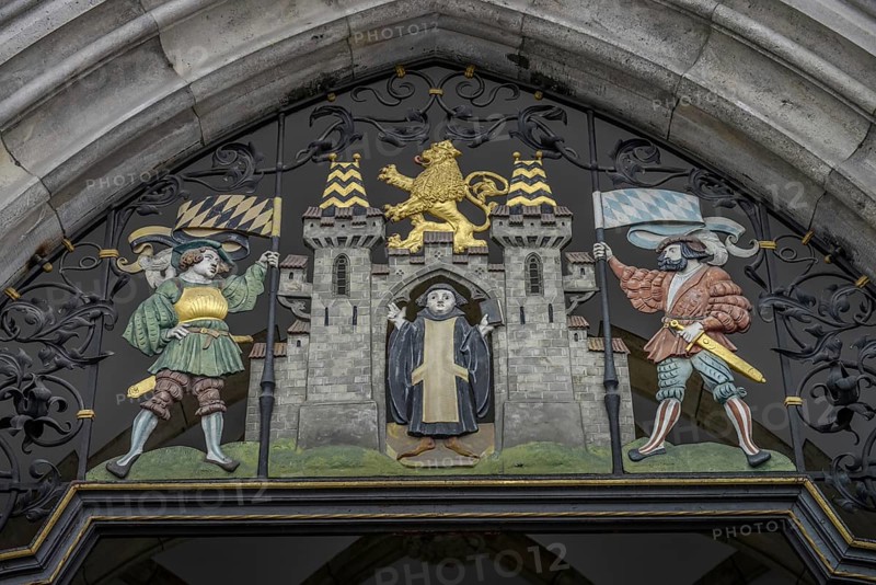 Munich Kindl and Munich coat of arms over entrance portal