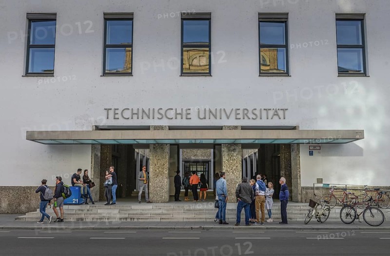 Students in front of Technical University