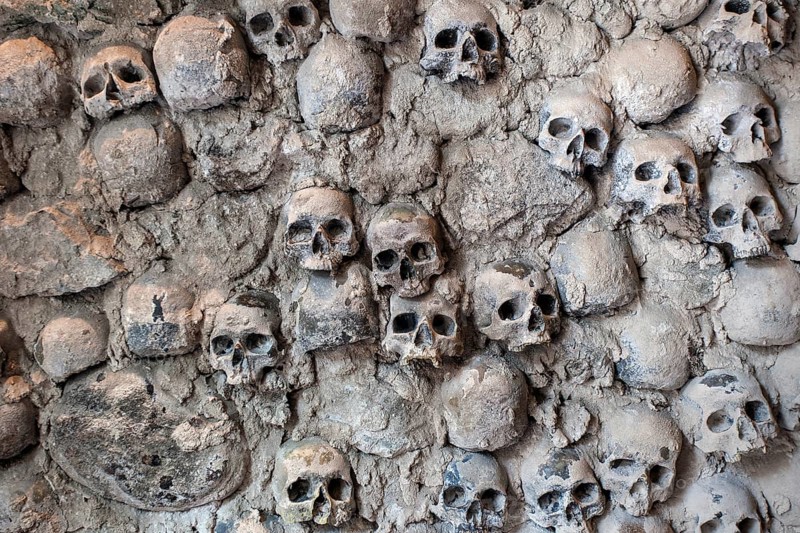 Skulls at entrance to Torture Museum