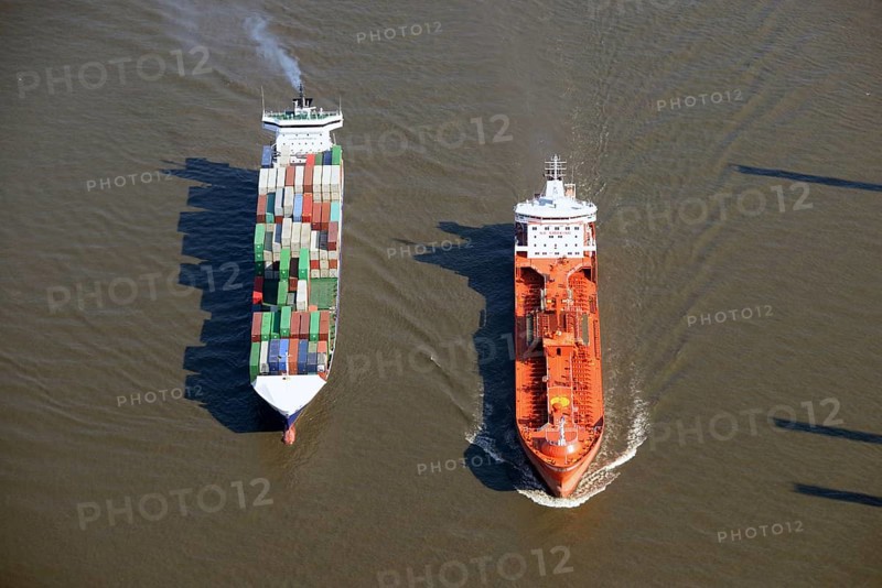 Feeder ship and tanker on the Elbe