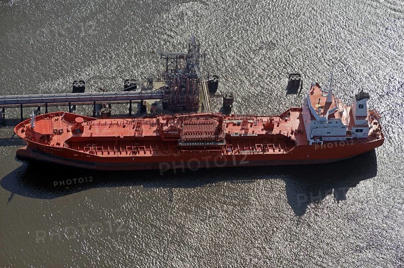 Oil tanker