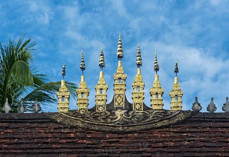 Miniature pagodas on the gable