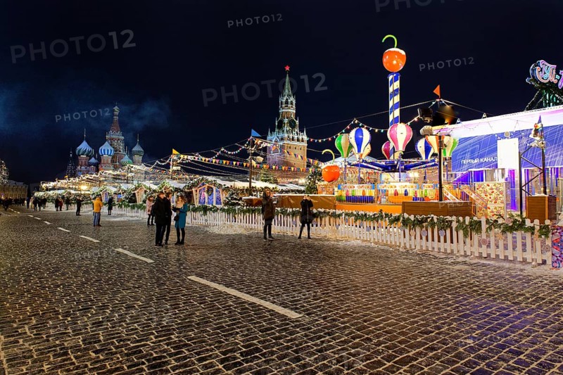 Christmas market next to the GUM ice rink