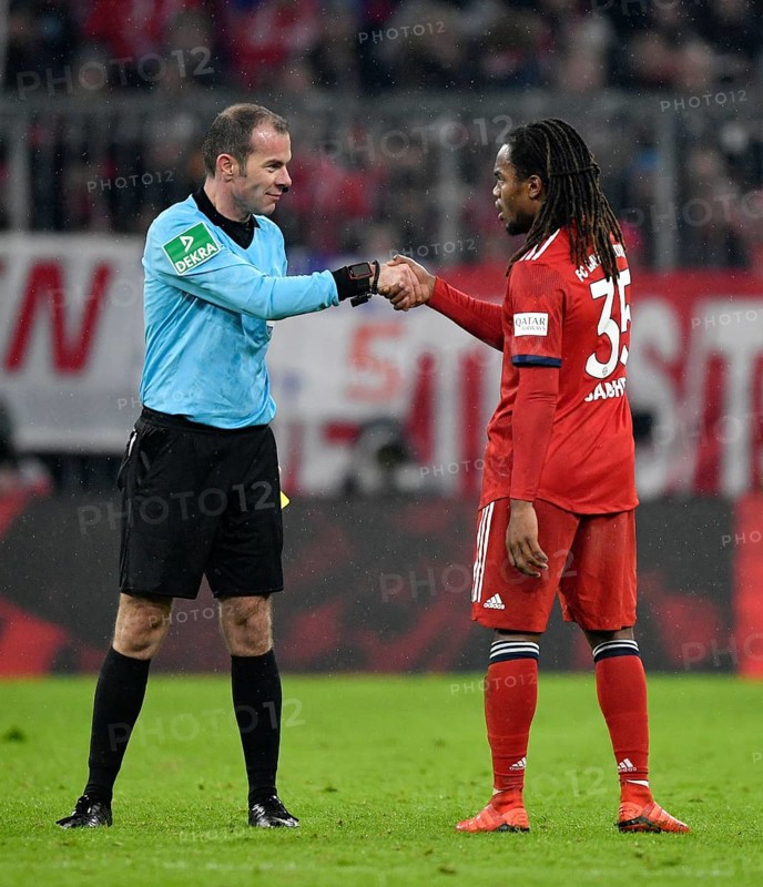 Fairplay Renato Sanches FC Bayern Munich and referee Marco Fritz shake hands for yellow-red card