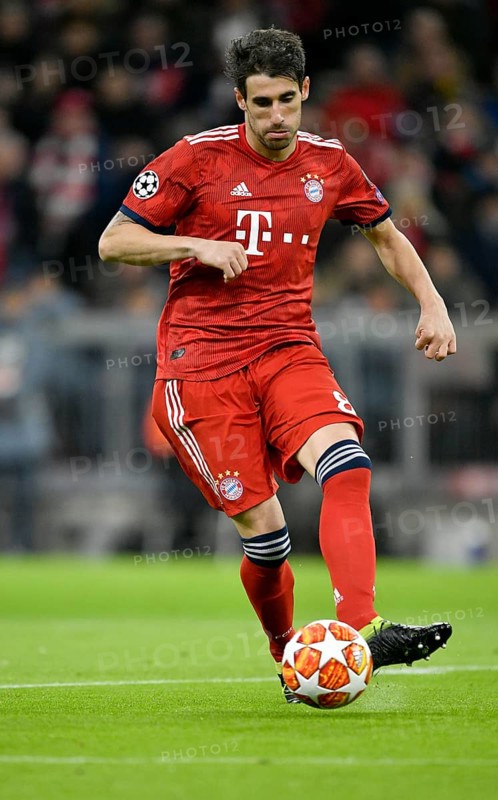 Javier Martinez FC Bayern Munich on the ball