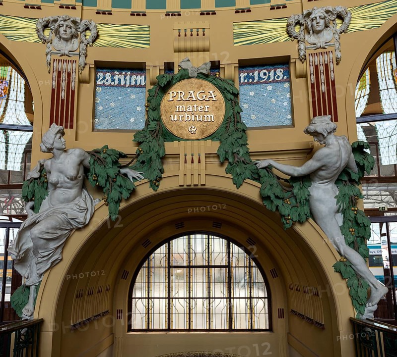 Figures at the entrance portal