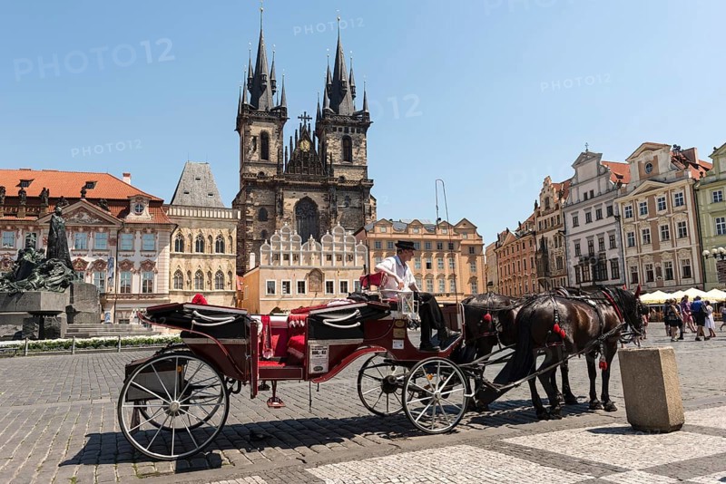 Horse-drawn carriage in front of the Tyn Church