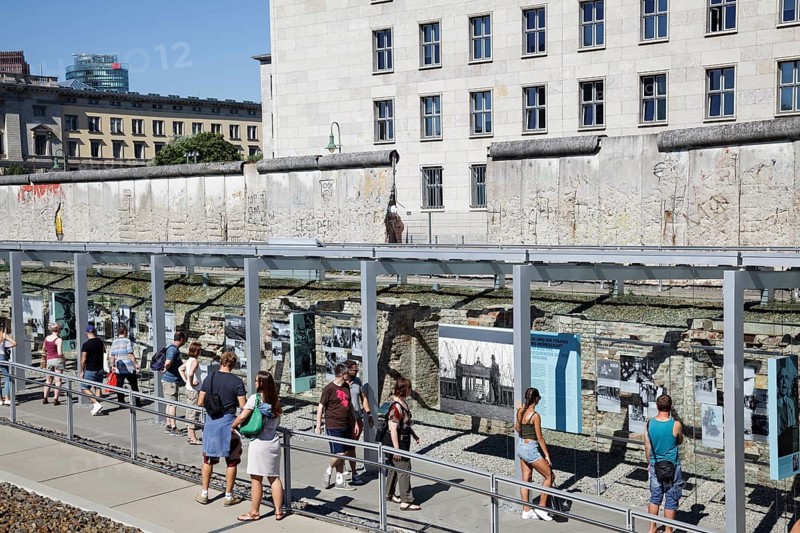 People viewing the outdoor exhibtion Topographie des Terrors