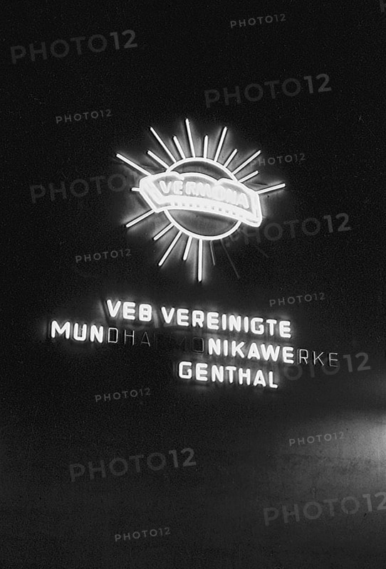 Illuminated advertising for the VEB Vereinigte Mundharmonika Werke