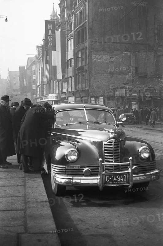 American guests at Leipziger Messe looking into a car