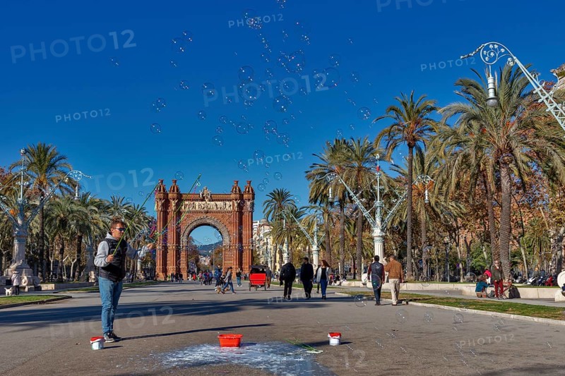 Street artist makes soap bubbles