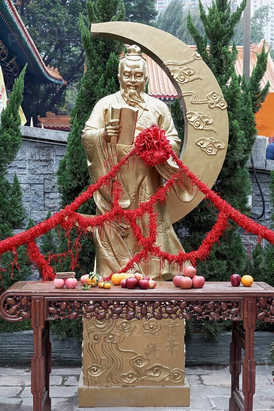 Golden statue of Yuelao