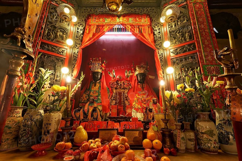 Altar with statues of gods Man and Mo