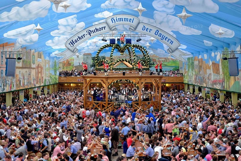 Many Wies'n visitors in the Hacker-Pschorr beer tent