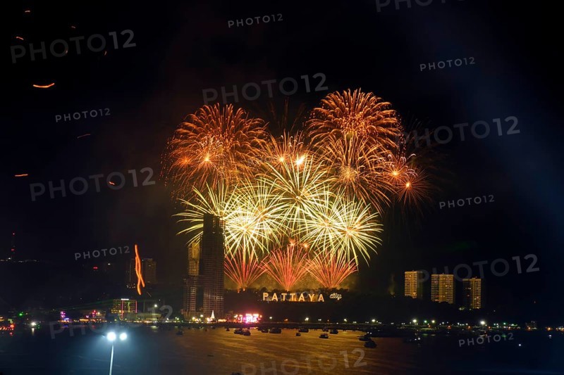 Fireworks at the turn of the year over the bay