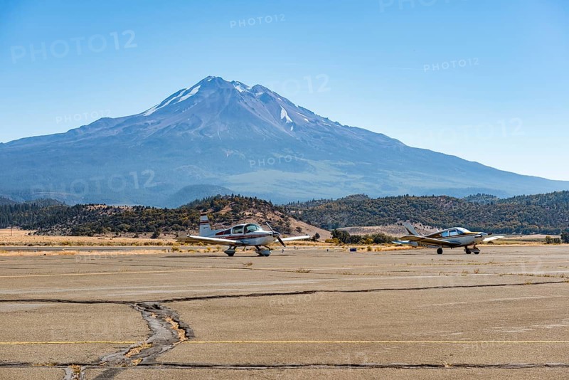 Small propeller aircraft at Weed Airport off Stratovolkan Mount Shasta