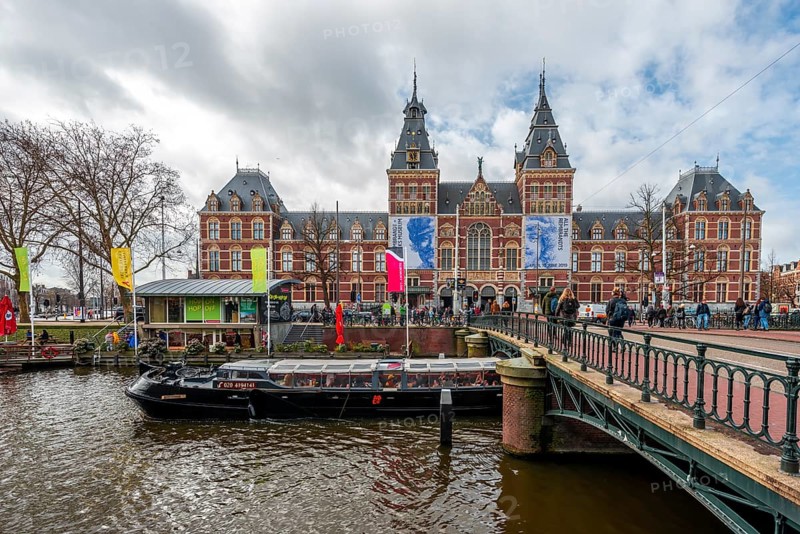 Excursion boat and bridge over Spiegelgracht with Rijksmuseum