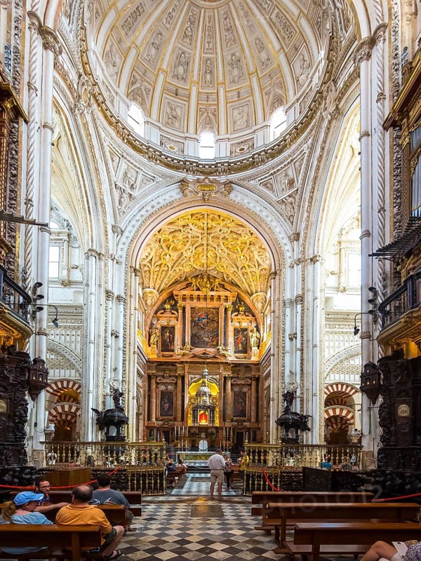 Chancel with altar of the Mezquita