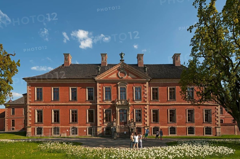 Bothmer Castle from the park side