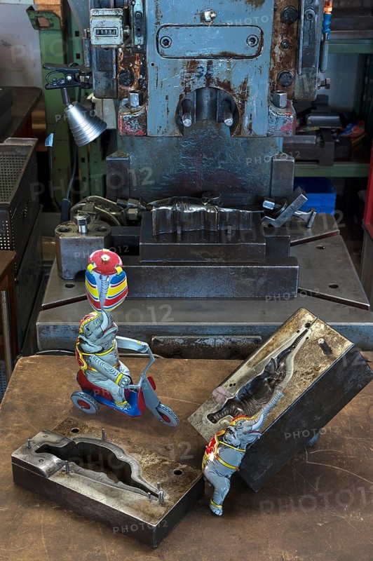 Squeezing machine with molds and fully assembled elephant