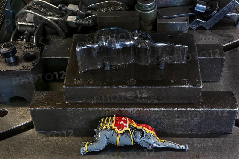 Squeezing machine from the 1950s with mold for the production of tin toys