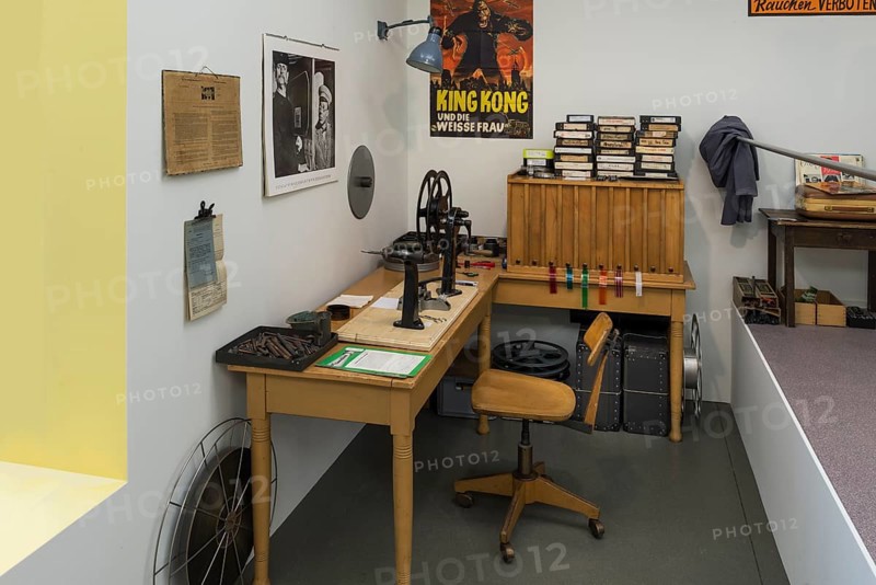 Rewinding table for film rolls
