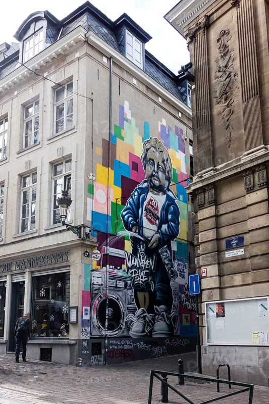 Manneken Pis Graffiti on house facade