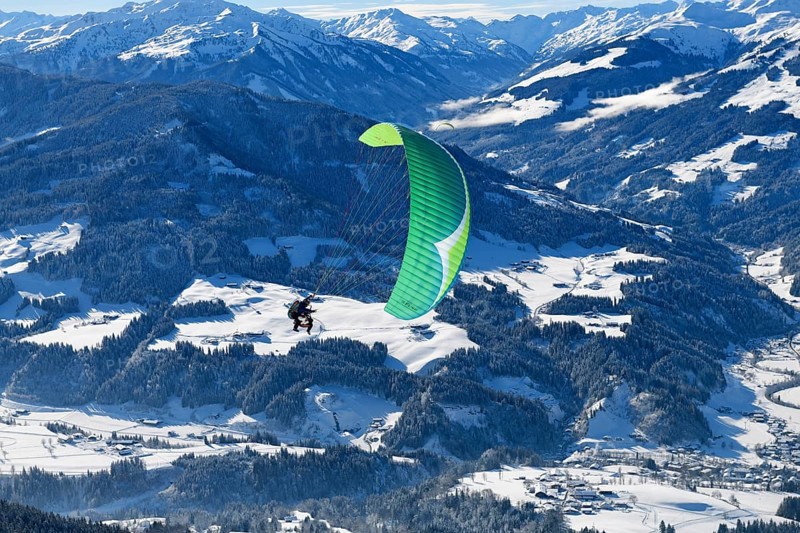 Paraglider flies from the Hohe Salve into the valley of Hopfgarten