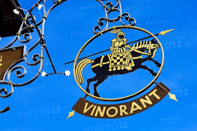 Advertising sign of a vinotheque