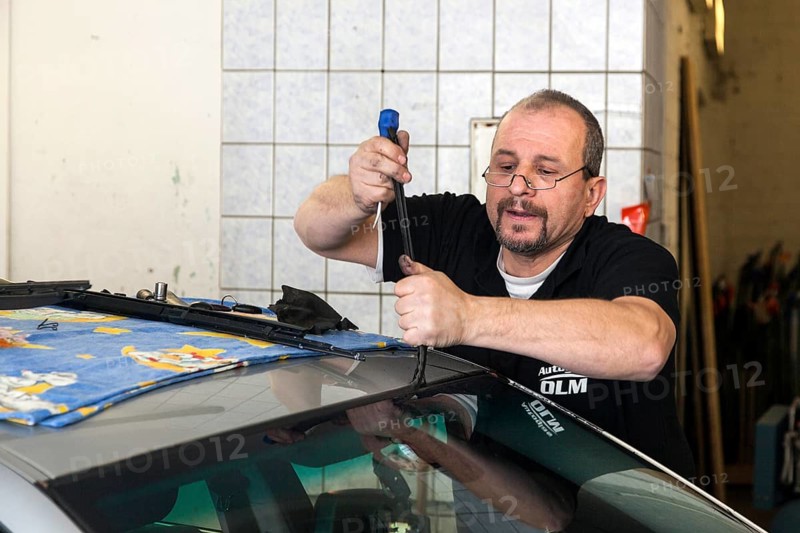 Changing the windscreen of a car in a garage for car glass