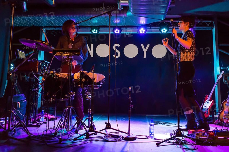The Dutch-German pop duo Nosoyo with singer Donata Kramarz and drummer Daim de Rijke live in the Schuur Lucerne
