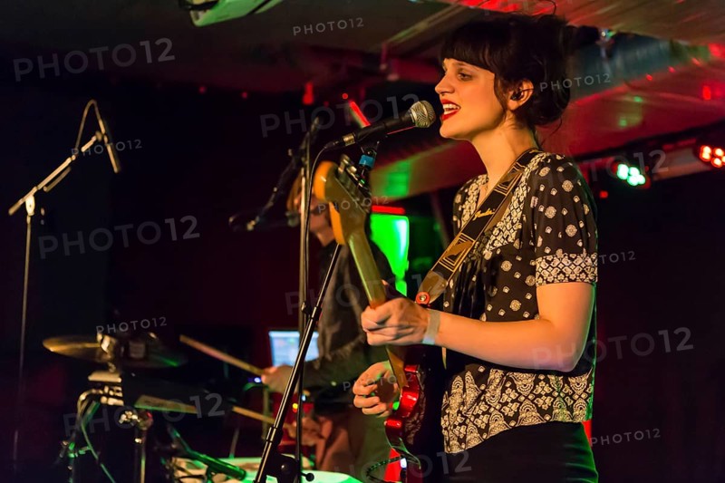 The Dutch-German pop duo Nosoyo with singer Donata Kramarz and drummer Daim de Rijke live in the Schuur Lucerne