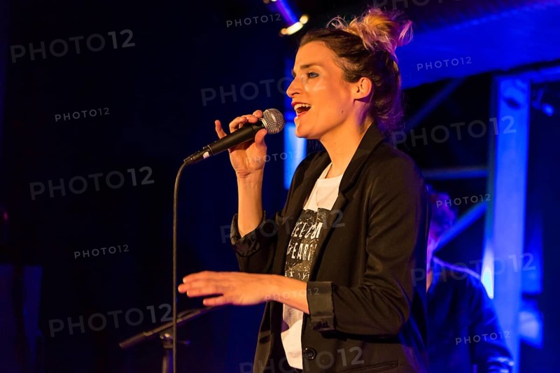 The Swiss singer and songwriter Lina Button live at the Schuur Lucerne