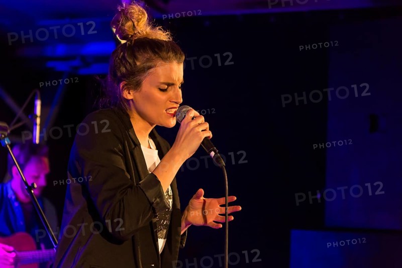 The Swiss singer and songwriter Lina Button live at the Schuur Lucerne