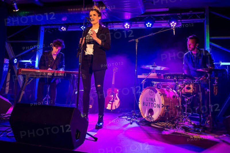 The Swiss singer and songwriter Lina Button live in the Schuur Lucerne