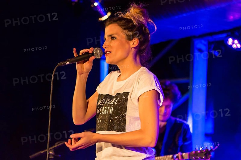 The Swiss singer and songwriter Lina Button live at the Schuur Lucerne