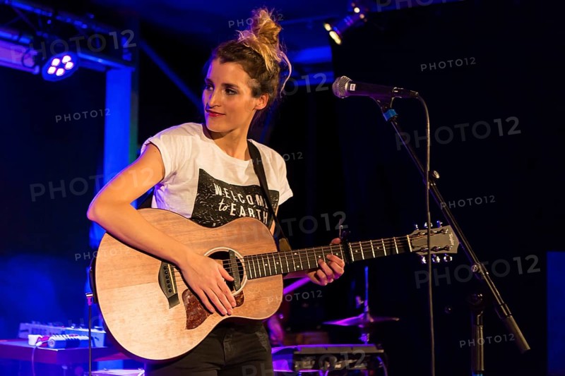 The Swiss singer and songwriter Lina Button live at the Schuur Lucerne
