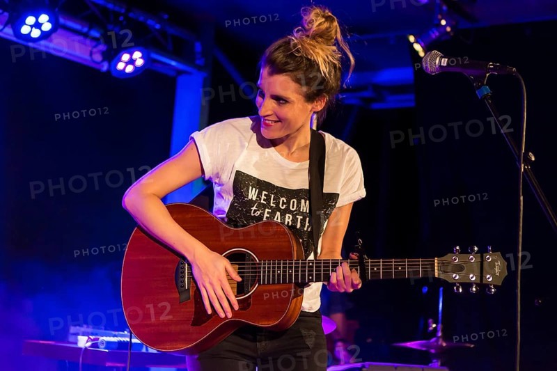 The Swiss singer and songwriter Lina Button live at the Schuur Lucerne