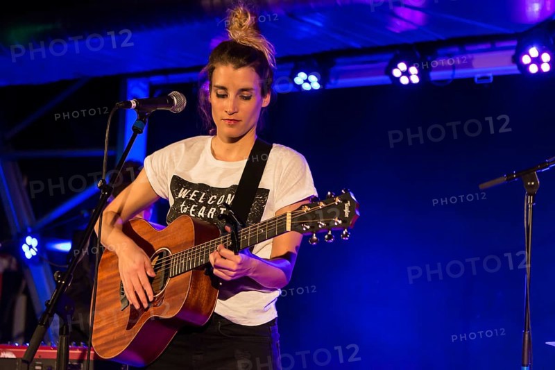 The Swiss singer and songwriter Lina Button live at the Schuur Lucerne