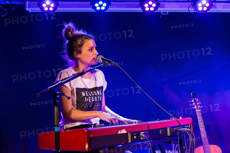 The Swiss singer and songwriter Lina Button live at the Schuur Lucerne