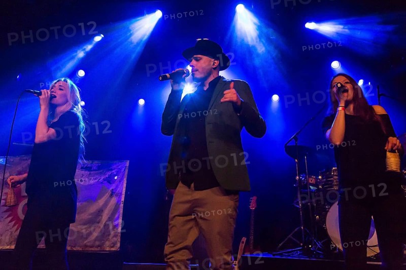 The Swiss reggae and ragas singer Dodo live in the Schuur Lucerne