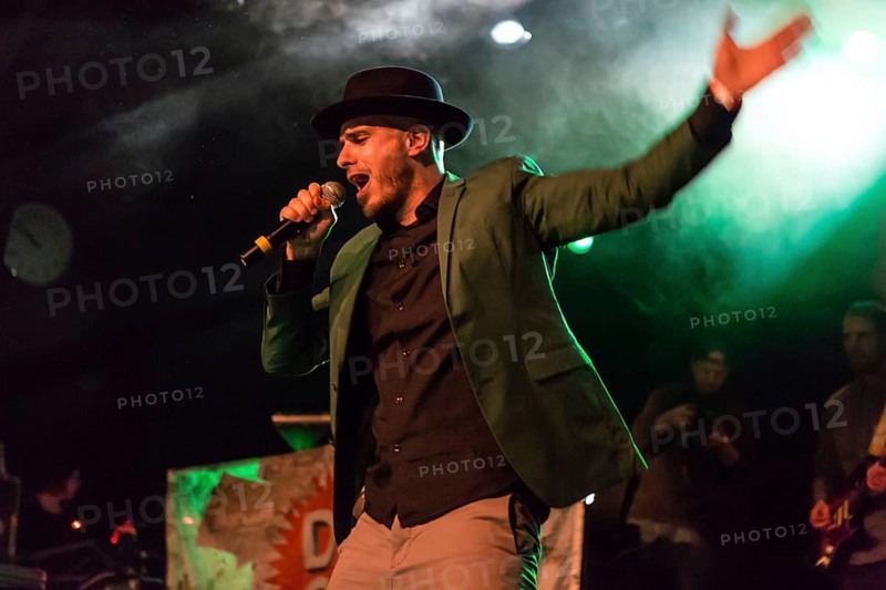 The Swiss reggae and ragas singer Dodo live in the Schuur Lucerne