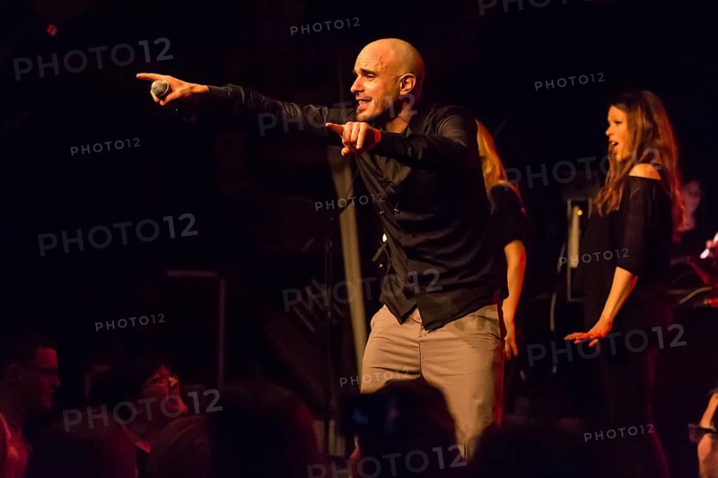 The Swiss reggae and ragas singer Dodo live in the Schuur Lucerne