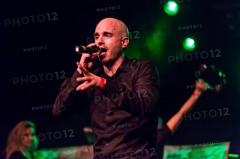 The Swiss reggae and ragas singer Dodo live in the Schuur Lucerne