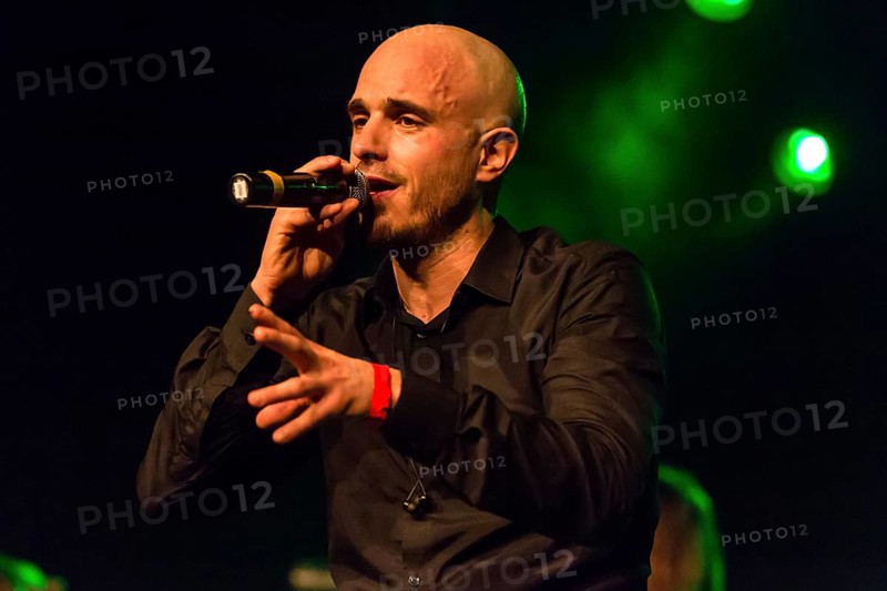 The Swiss reggae and ragas singer Dodo live in the Schuur Lucerne
