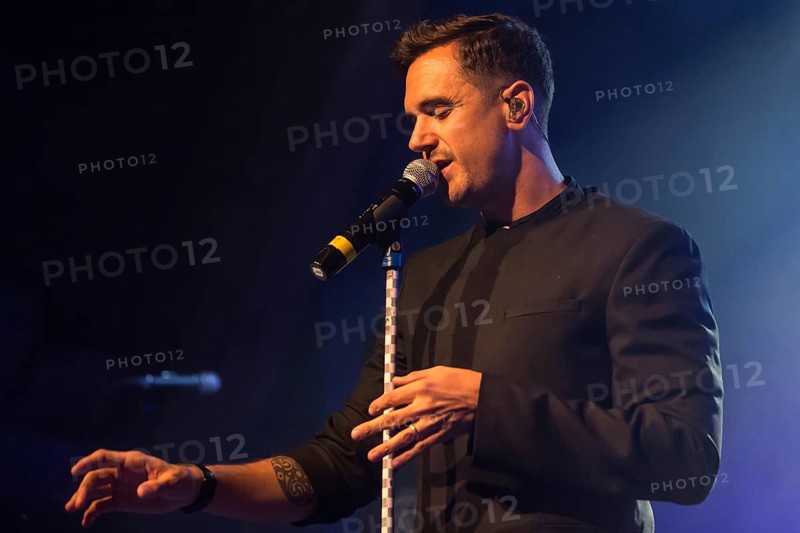 The soul singer and musician Jan Dettwyler aka Seven live with band in the Schuur Lucerne