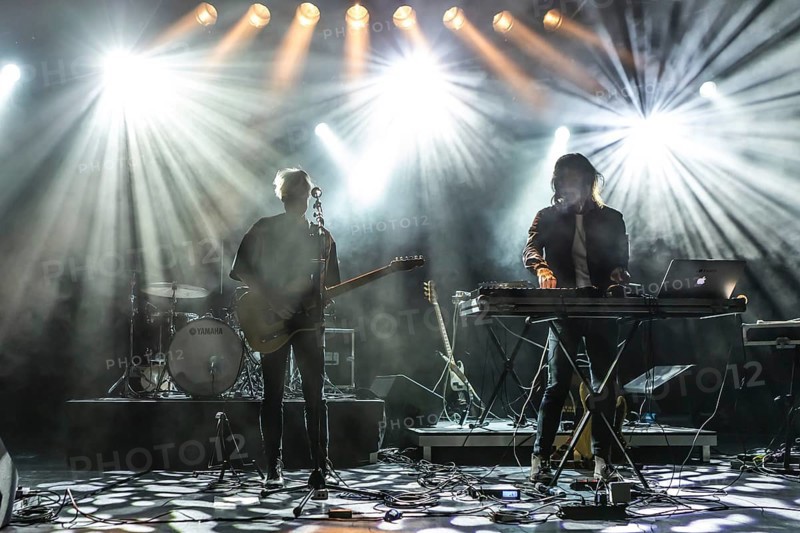 The Swiss musician duo Odd Beholder with singer Daniela Weinmann and bassist James Varghese live at Schuur Luzern