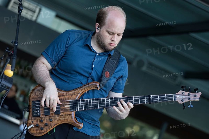 The Swiss musician duo Belle and Bass with singer Kira Stahel and bassist Stefan Guggisberg live at the 25th Blue Balls Festival in Lucerne